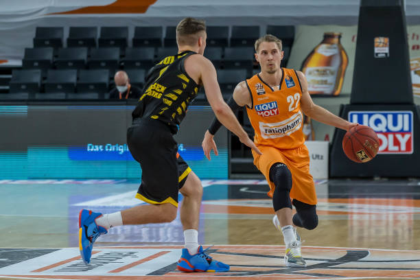 由于背部和 由于背部和